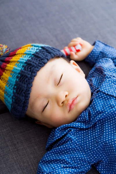 Азиатский мальчик спит — стоковое фото