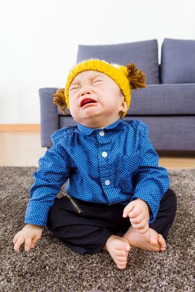 Bebê chorando em casa — Fotografia de Stock