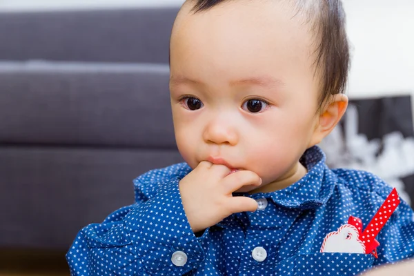 Baby jongen zuigen zijn vinger — Stockfoto