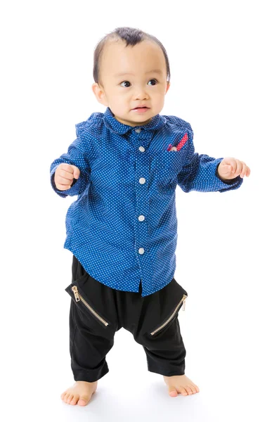 Aziatische babyjongen leren lopen — Stockfoto
