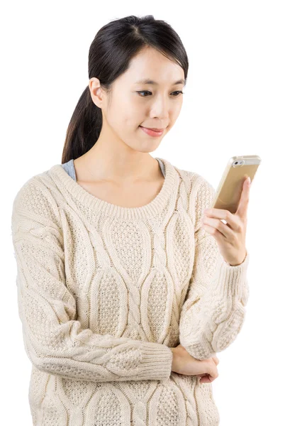 Mujer usando teléfono móvil — Foto de Stock