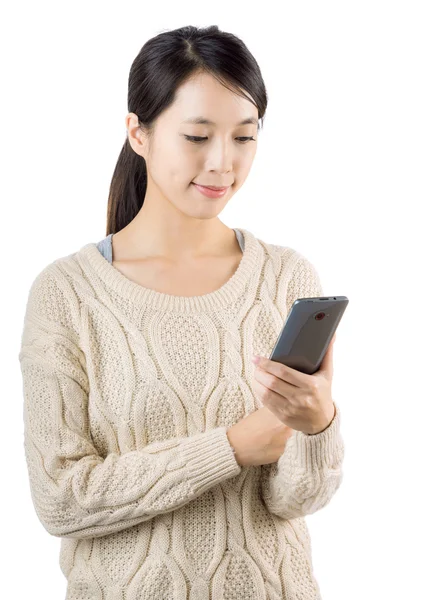 Азиатка, использующая мобильный телефон для смс — стоковое фото