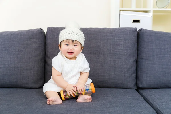 Asyalı bebek kız evde — Stok fotoğraf