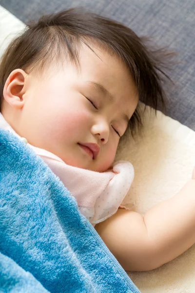 Aziatische babymeisje slapen — Stockfoto