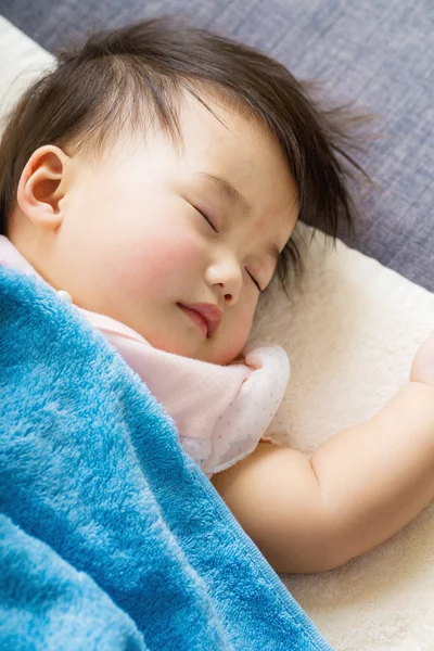 Piccolo bambino che dorme — Foto Stock