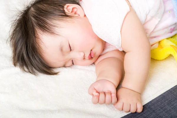 Aziatische kleine baby slapen — Stockfoto