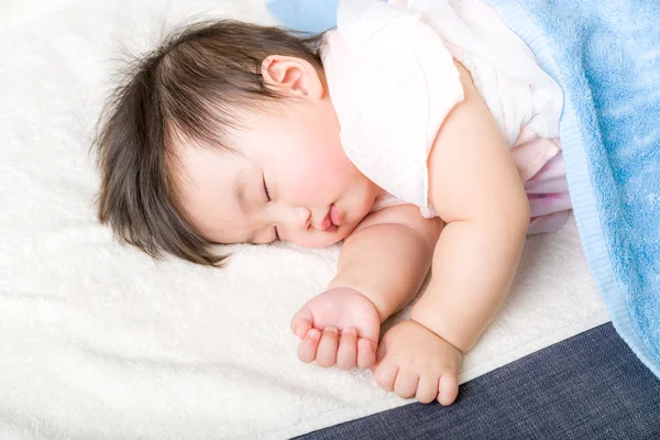 Asiático bebê menina adormecer — Fotografia de Stock