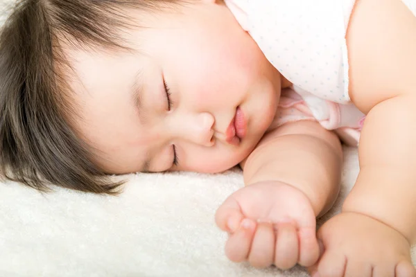 Asiática bebé chica caer dormido —  Fotos de Stock