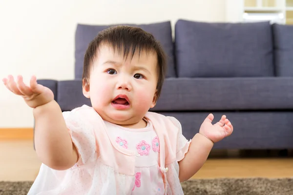 Aziatische babymeisje thuis — Stockfoto