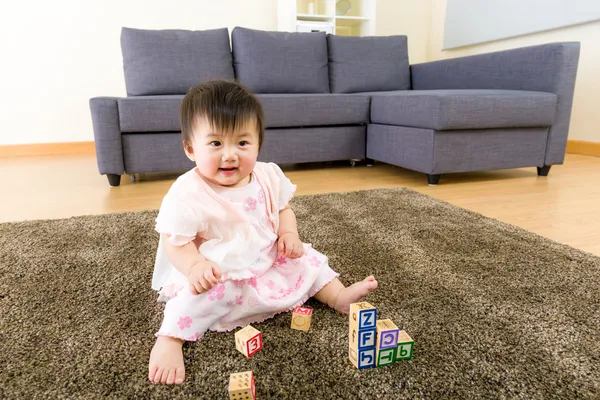 Азиатская девочка играет в игрушечный блок — стоковое фото