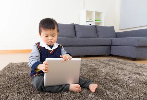 Asijské chlapeček pomocí tabletu — Stock fotografie