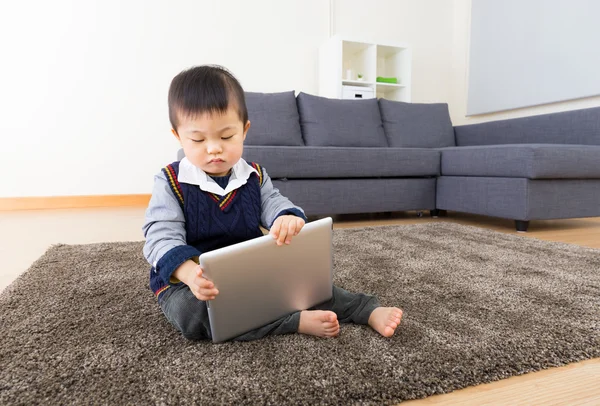 Aziatisch jongen blik op Tablet PC — Stockfoto