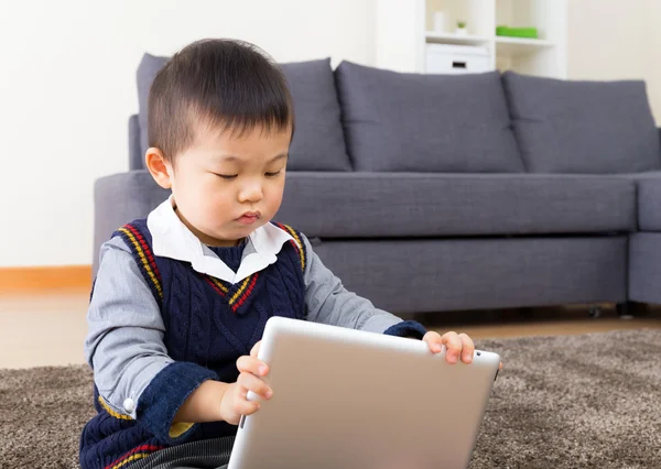 Azjatycki chłopiec za pomocą cyfrowego tabletu — Zdjęcie stockowe
