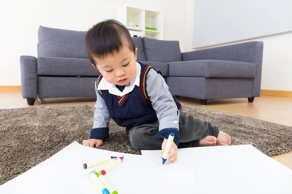 Liten pojke ritning hemma — Stockfoto