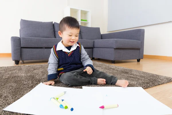 Kleiner Junge zeichnet Bild zu Hause — Stockfoto