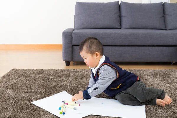 Aziatische babyjongen tekening thuis — Stockfoto