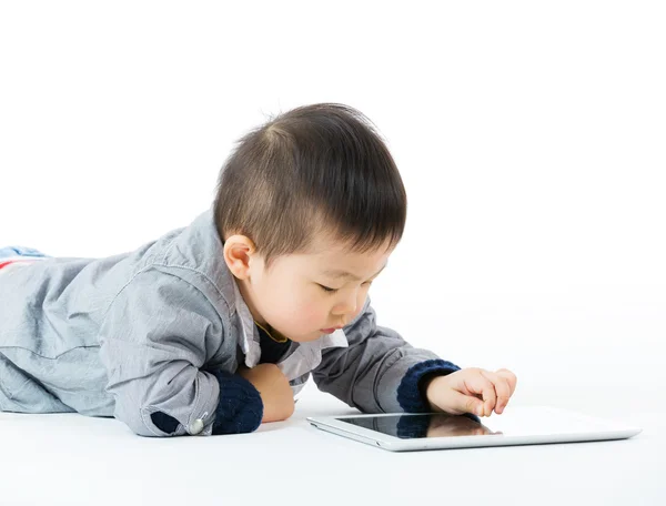 Asiático pequeño niño usando tableta —  Fotos de Stock