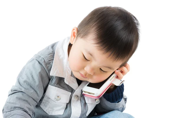 Aziatische jongetje luisteren naar telefoon — Stockfoto