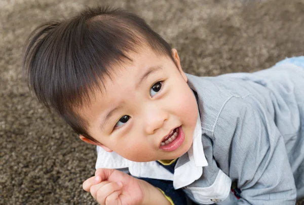 Pequeño niño arrastrarse en la alfombra — Foto de Stock