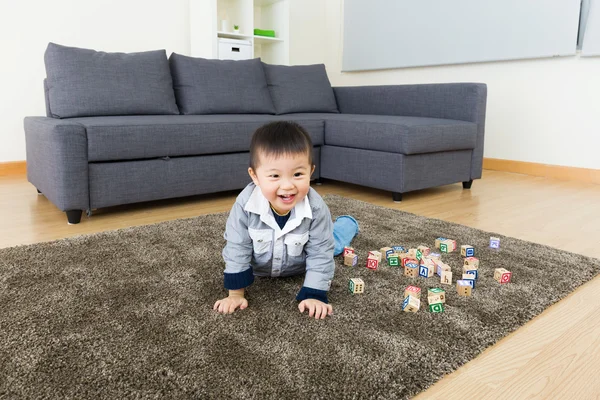 Pequeño niño arrastrándose en casa —  Fotos de Stock