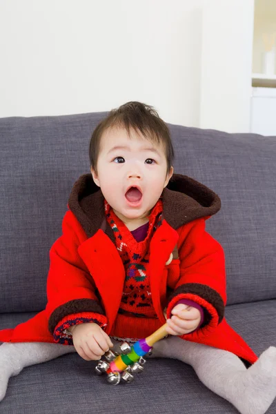 Aziatische baby meisje spelen speelgoed — Stockfoto