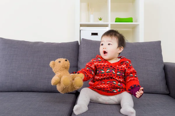 Evde oyuncak oynayan kız Asya bebek — Stok fotoğraf