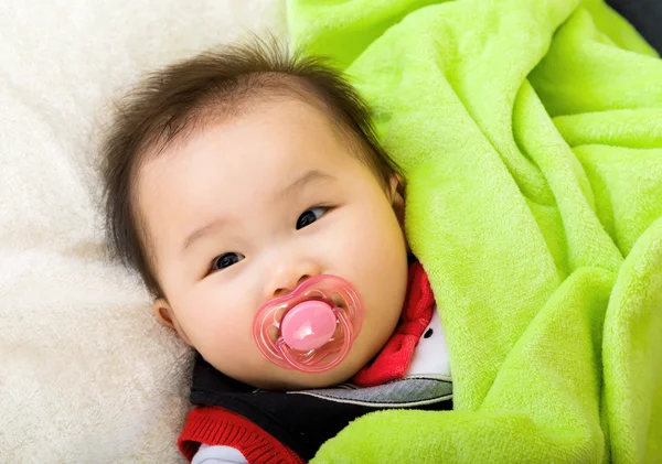 Azjatycki dziecka z smoczka — Zdjęcie stockowe