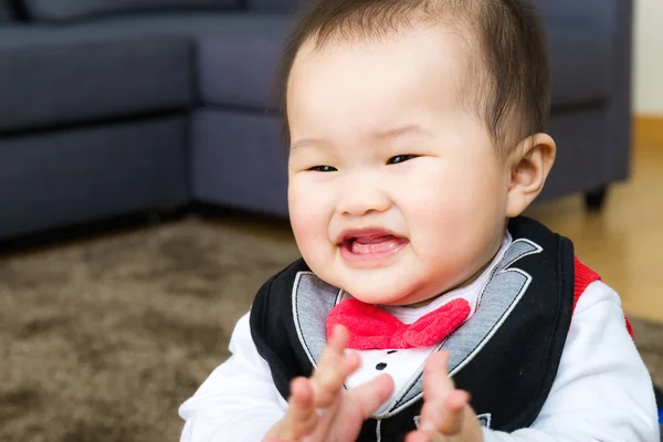 Kleine baby gevoel gelukkig — Stockfoto