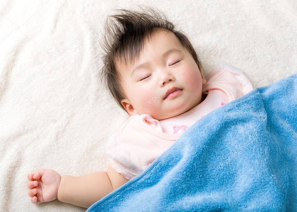 Asian baby girl sleeping on the towel — Stock Photo © leungchopan 38450737