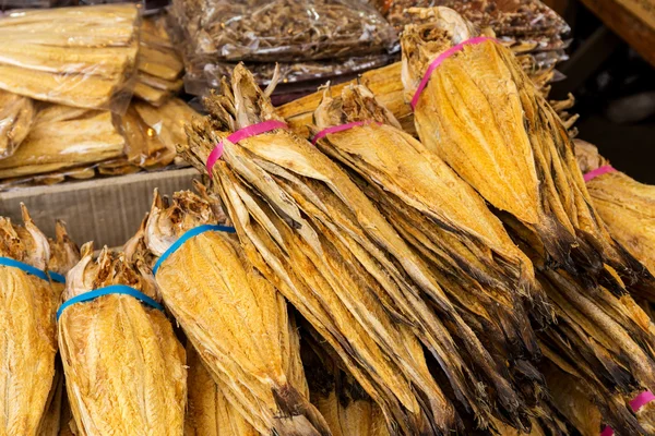 Peixe salgado tradicional no mercado — Fotografia de Stock