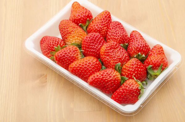 Söta jordgubbar i paketet — Stockfoto