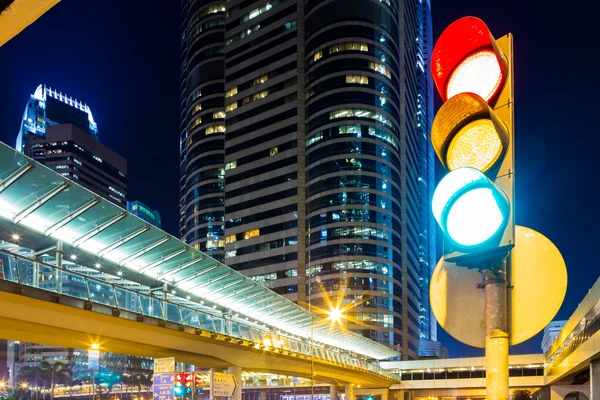 Verkeerslicht in de stad 's nachts — Stockfoto