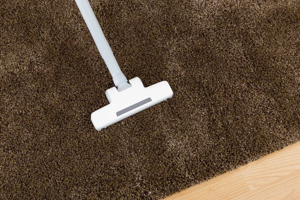 用真空吸尘器的棕色地毯 — 图库照片