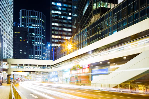 Città moderna con luce auto — Foto Stock