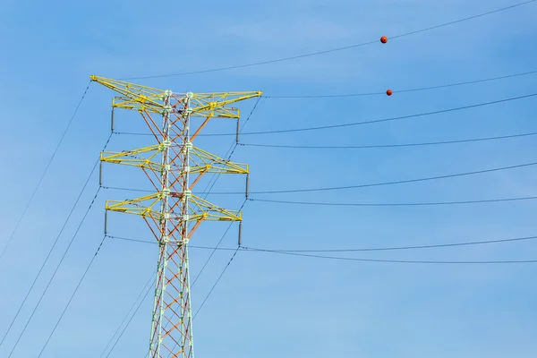 Cavo della torre di distribuzione elettrica — Foto Stock