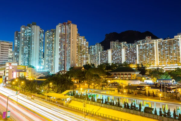 Kowloon residential district in Hong Kong at night — Stock Photo, Image