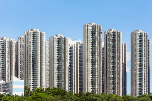 Многолюдное здание в Гонконге — стоковое фото
