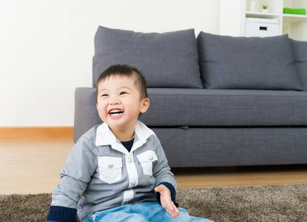 Pequeño niño se siente tan feliz —  Fotos de Stock