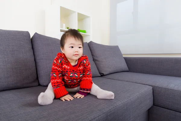 Petite fille à la maison — Photo