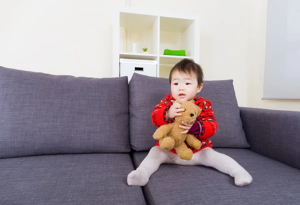 Niña jugando muñeca en casa — Foto de Stock