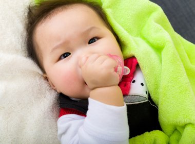 Asyalı bebek yatak uyku