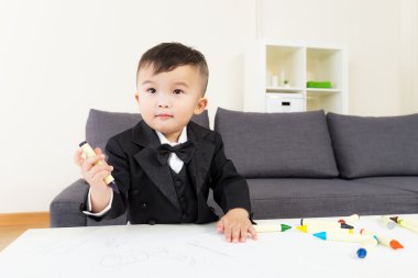 küçük çocuk evde resim çizim