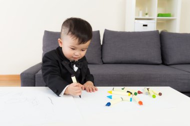 kağıt üzerine çizim erkek bebek