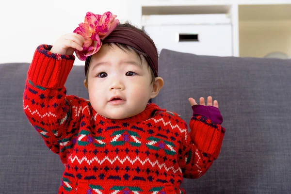 Baby Mädchen mit Haar-Accessoire — Stockfoto