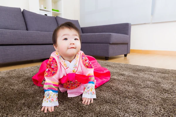 전통 의상을 입은 한국 아기가 올려다보고 있습니다 — 스톡 사진