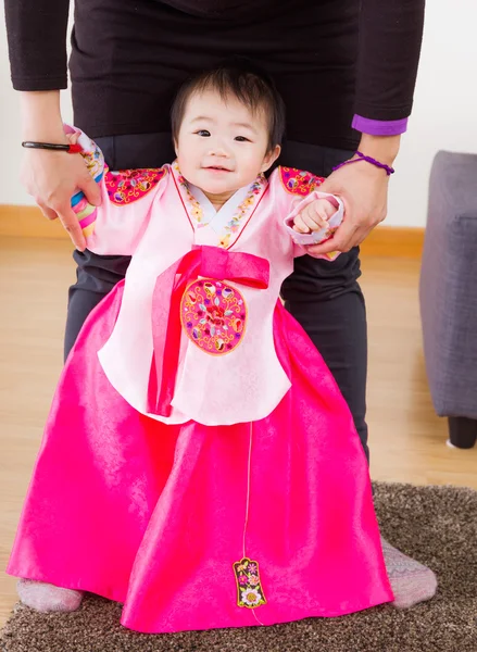 Tradicional coreano traje bebé tratar de ponerse de pie — Foto de Stock