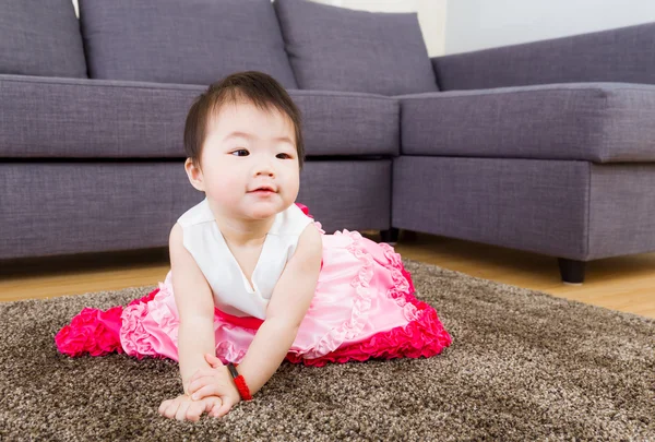 Meisje met pinky jurk — Stockfoto