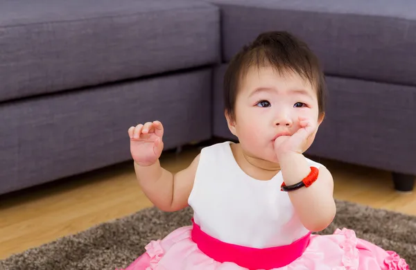 Baby tjej suger hennes tumme — Stockfoto