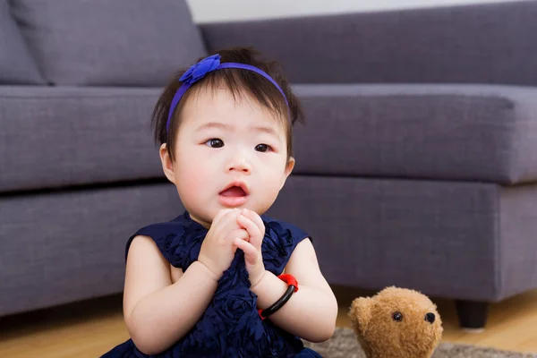 Meisje van de baby bidden — Stockfoto