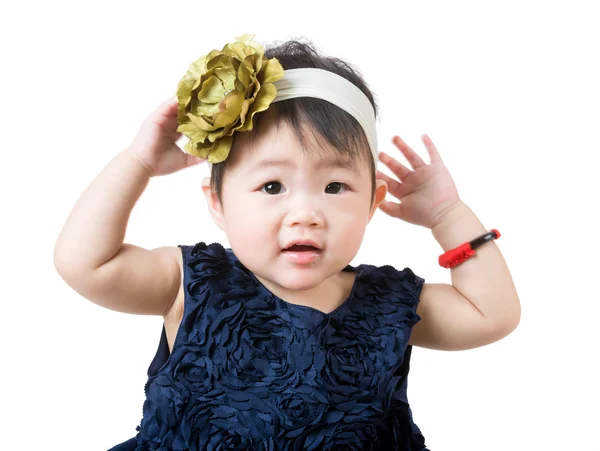 Маленька дівчинка підлаштовує аксесуар для волосся — стокове фото